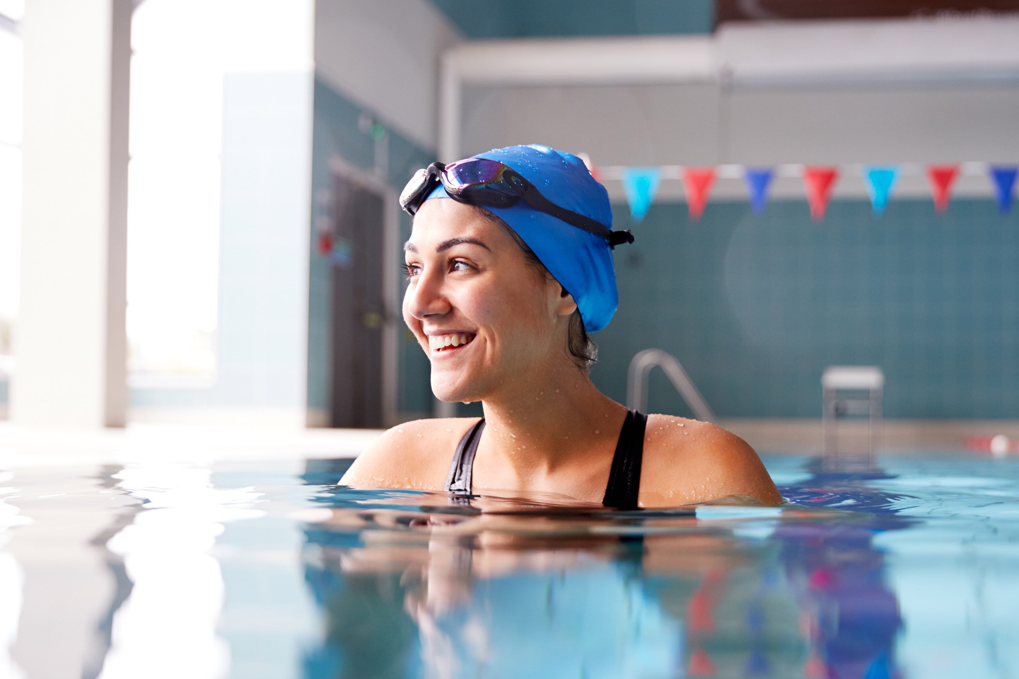 Eine Schwimmtrainerin im Schwimmbecken