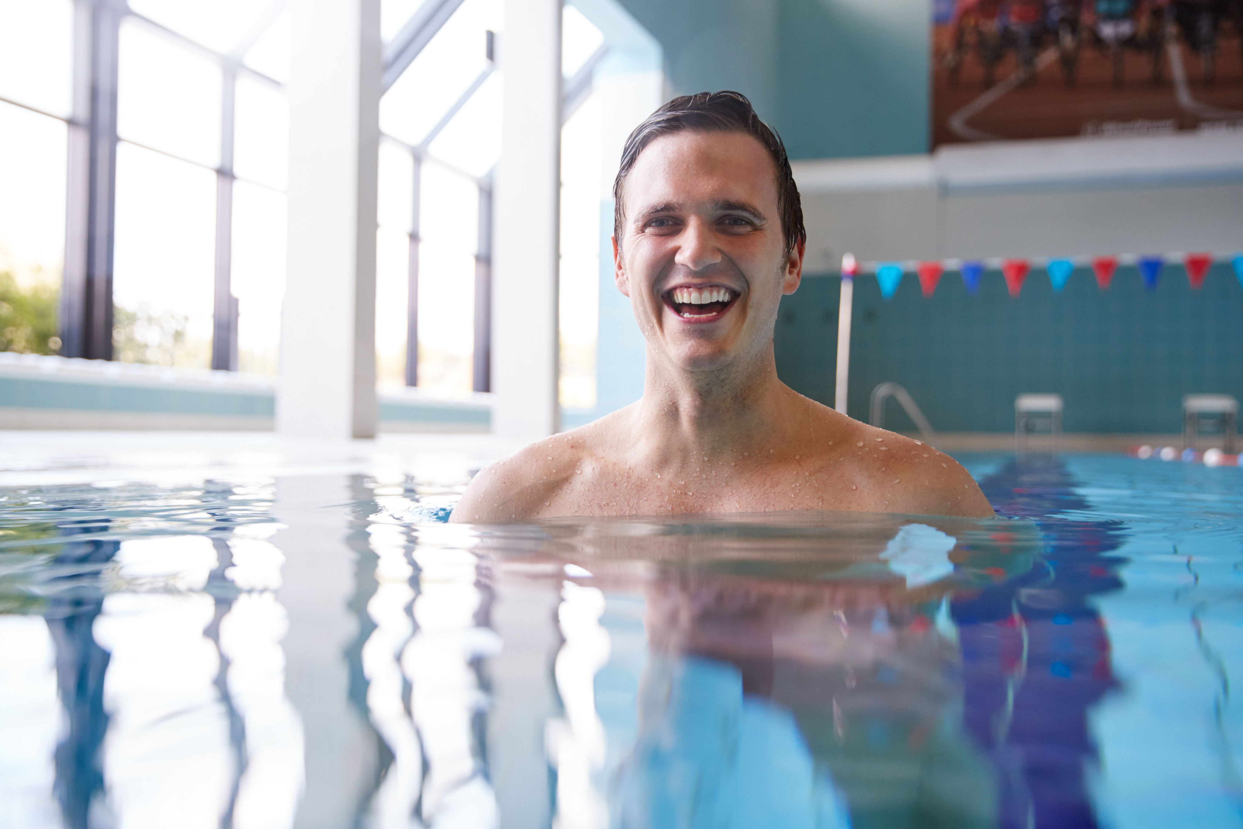 Eine lachende Person im Schwimmbad